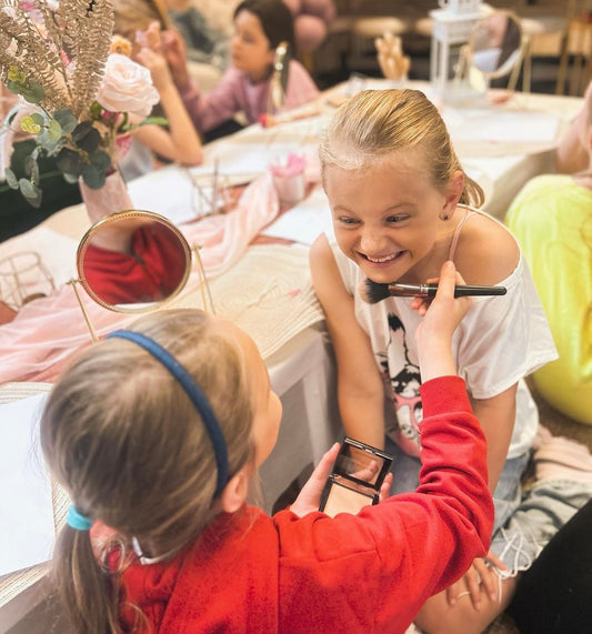 Mini Makeup Artists 👩‍🎨